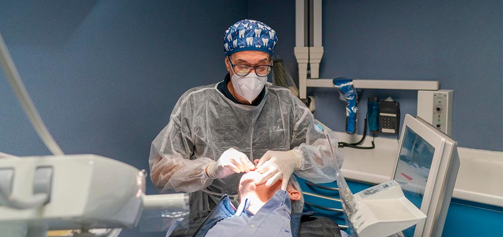 Doctor Fernando Loscos tratando en clínica dental en Zaragoza